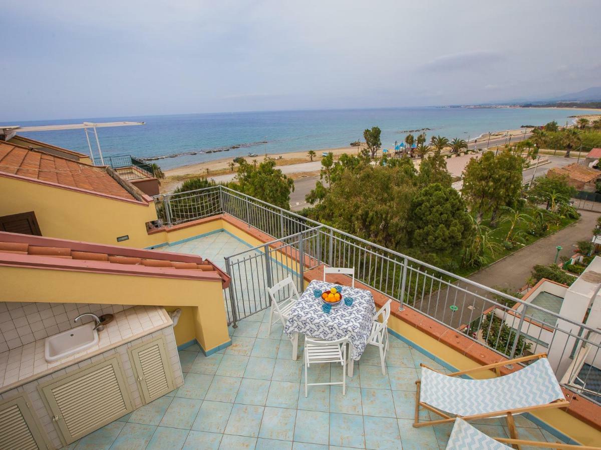 Golfo Di Tindari Apartments Фалконе Екстериор снимка